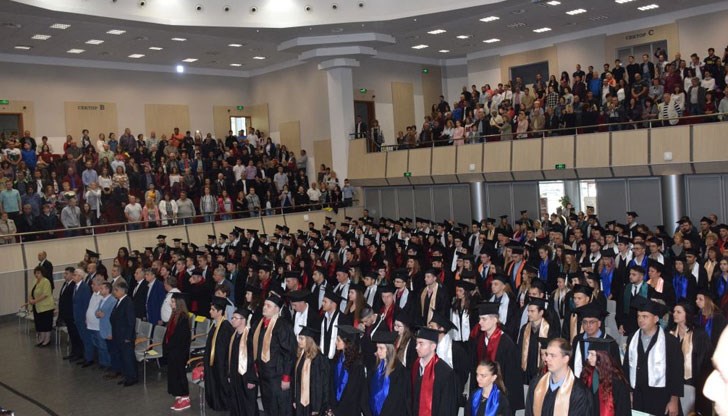 83 от тях са първенци на своите специалности, а 15 - пълни отличници