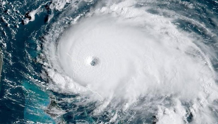 Въпреки че се прогнозира постепенно отслабване, се очаква „Дориан“ да остане мощен ураган през следващите няколко дни