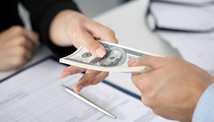 Така, всичките му подчинени започнали да получават минимална годишна заплата от 70 хиляди долара