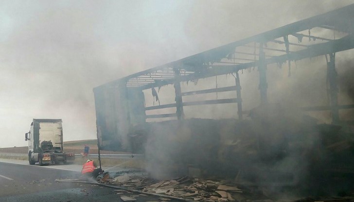 Тираджията обаче е успял да откачи ремаркето и да се спаси от по-сериозна щета