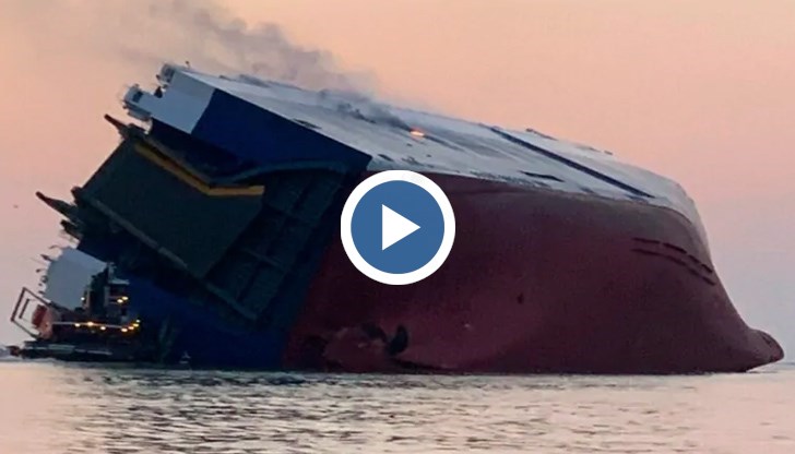 20 от общо 24-ма души екипаж бяха спасени, но останалите четирима се водят в неизвестност