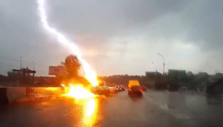 Шофьорът спира автомобила и излиза невредим