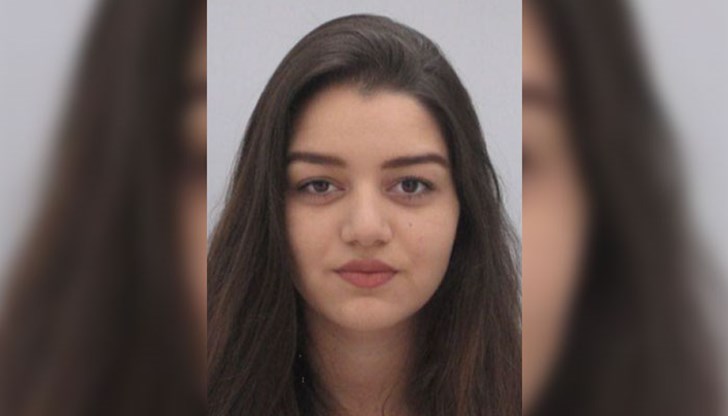 Симела Аспарухова е висока 165 см, слаба, с дълга черна коса Симела Аспарухова е висока 165 см, слаба, с дълга черна коса