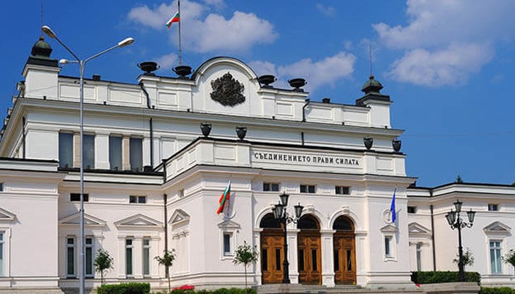 Под новите текстове стоят подписите на депутати от ГЕРБ, „Обединени патриоти“ и ДПС Под новите текстове стоят подписите на депутати от ГЕРБ, „Обединени патриоти“ и ДПС