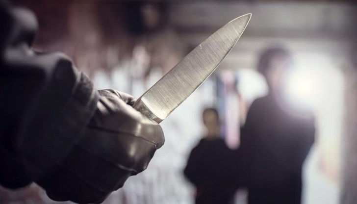 Двамата заплашили готвачката с нож и откраднали от нея 150 лева Двамата заплашили готвачката с нож и откраднали от нея 150 лева