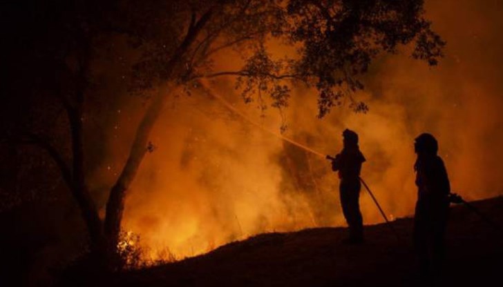 Поне 57 огнеборци и 23 автомобила на спешните служби се борят с пожар, който е избухнал близо до град Каристос