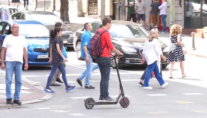 Екологичните транспортни средства ще могат да се придвижват по велоалеи и улици с ограничение до 50 км/ч Екологичните транспортни средства ще могат да се придвижват по велоалеи и улици с ограничение до 50 км/ч