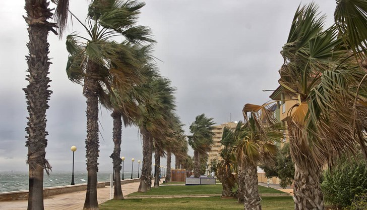 Според синоптиците бурята ще прерасне в ураган в неделя