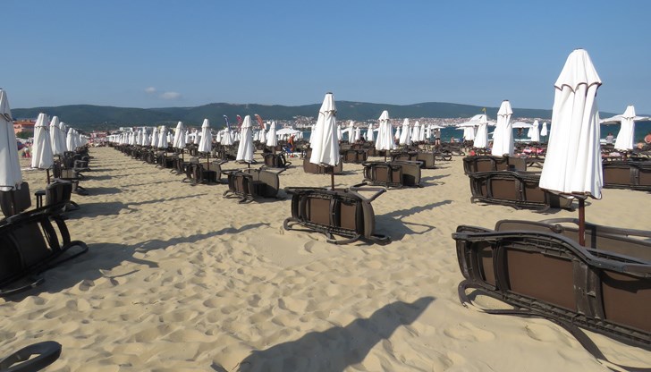 Беше нещо страшно – че плажовете са окупирани от мутри, че цените за чадъри и шезлонги са безбожни, а в Гърция ги дават без пари