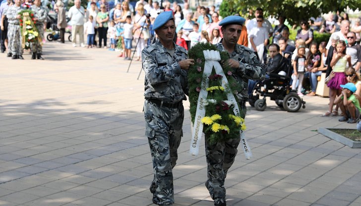 Тя ще се проведе на пл. „Ал. Батенберг“ пред Паметникана загиналите в Сръбско-българската война, където ще бъде строен почетен караул, а тържествена музика ще изпълнява Общинският духов оркестър с диригент Димчо Рубчев Тя ще се проведе на пл. „Ал. Батенберг“ пред Паметникана загиналите в Сръбско-българската война, където ще бъде строен почетен караул, а тържествена музика ще изпълнява Общинският духов оркестър с диригент Димчо Рубчев