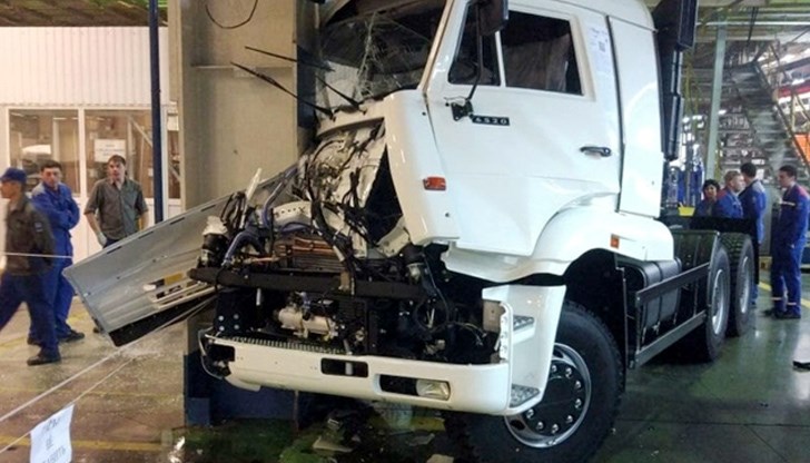 Току-що сглобен КамАЗ се блъсна в носеща колона в Камския автомобилен завод