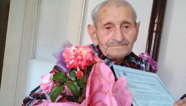 Мехмедемин Селимов се радва на грижите на 80-годишната си дъщеря
