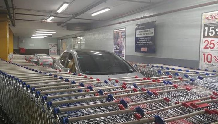 Те събрали всички колички около Пежото и буквално го барикадирали, за да не може да излезе