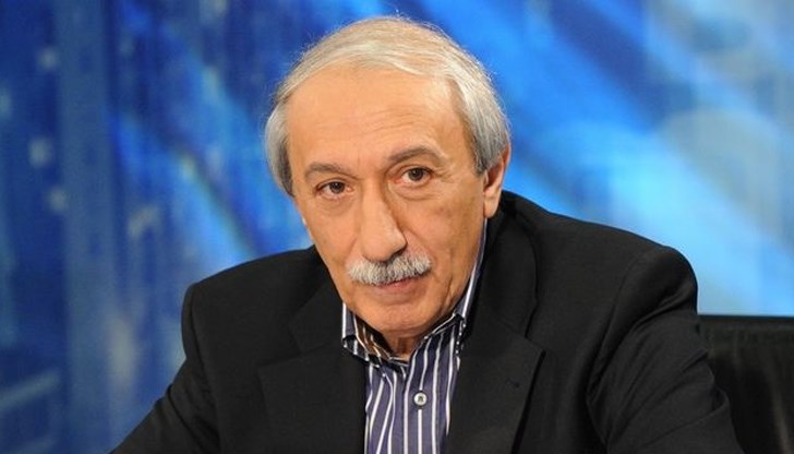 Нелепо е да дуднеш, че някой „разделя“, прекарва „разделителна линия“ – но да не си правиш труда да уточниш, какво, всъщност, разделя тази линия Нелепо е да дуднеш, че някой „разделя“, прекарва „разделителна линия“ – но да не си правиш труда да уточниш, какво, всъщност, разделя тази линия