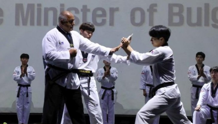 За целта премиерът трябваше да счупи дъска, с което той се справи успешно