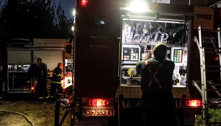 Пожарникари намерили овъгленото тяло на 2 метра от горящата къща