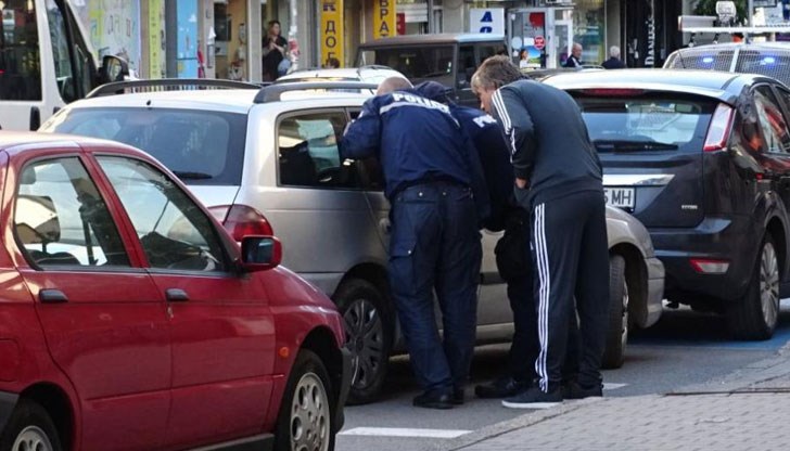 ​Куриозен случай с краден автомобил в Благоевград завърши с щастлив край за собственика на возилото, но не и за хванатите да се возят в колата мъж и момиче
