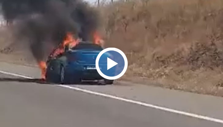 Пламъците за минути са унищожили автомобила