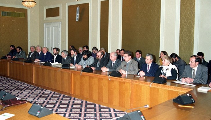 В момента сме свидетели на повторение на сценария, по който БКП падна от власт преди 30 години В момента сме свидетели на повторение на сценария, по който БКП падна от власт преди 30 години