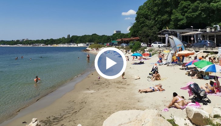 Много хора избраха да прекарат деня на плажа във Варна