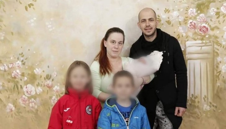 Христо е карал машината, а отзад е била съпругата му Мария