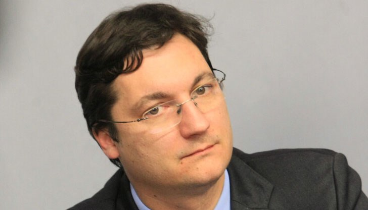 По давление на ГЕРБ се сътвори един правен абсурд, в който на първо четене са приети два вида противоречащи си законопроекти, заяви депутатът