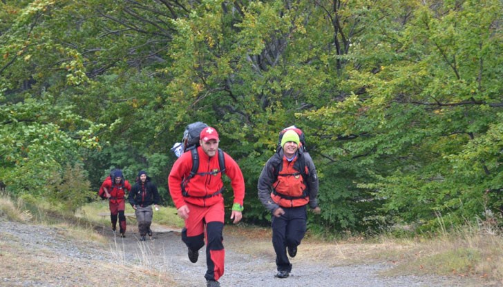 Времето в планината в момента е лошо, вали силен дъжд и има мъгла и се очаква акцията да бъде тежка и продължителна Времето в планината в момента е лошо, вали силен дъжд и има мъгла и се очаква акцията да бъде тежка и продължителна