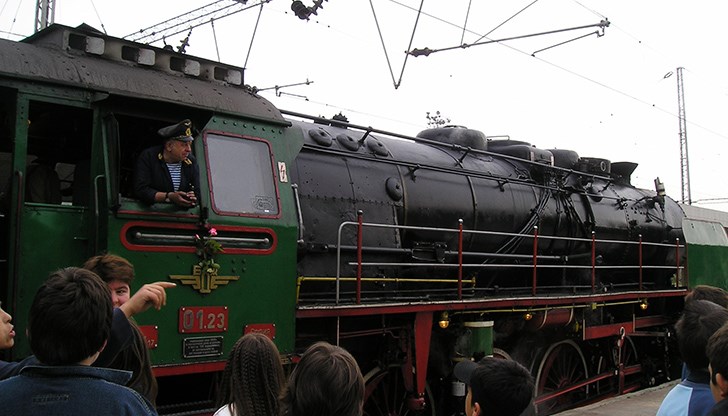 Билети могат да бъдат закупени от билетните каси и железопътните бюра във всички гари в страната