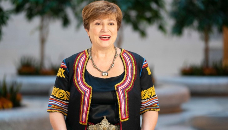 Преди това колегите ѝ от Световната банка я изпратиха с церемония с българска народна музика и бурни аплодисменти Преди това колегите ѝ от Световната банка я изпратиха с церемония с българска народна музика и бурни аплодисменти