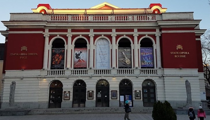 Операта е открита на 27 ноември 1949 година