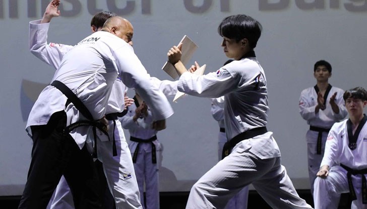 Премиерът-Слънце положи всички усилия да се изложи в Азия Премиерът-Слънце положи всички усилия да се изложи в Азия