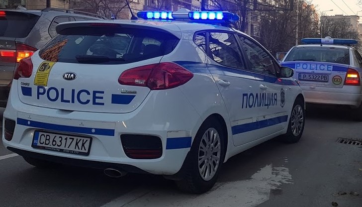 Трима мъже се опитали да помъкнат метална каса от вътрешността на обекта