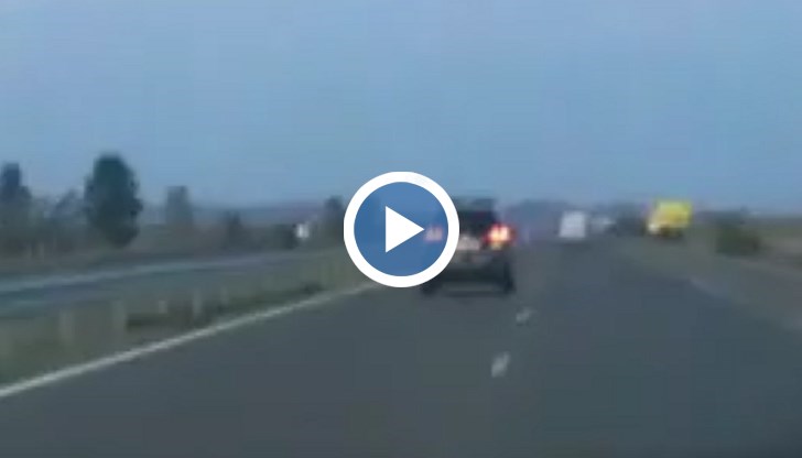 Шокиращото видео е снимано от пътник в колата зад полицейския автомобил