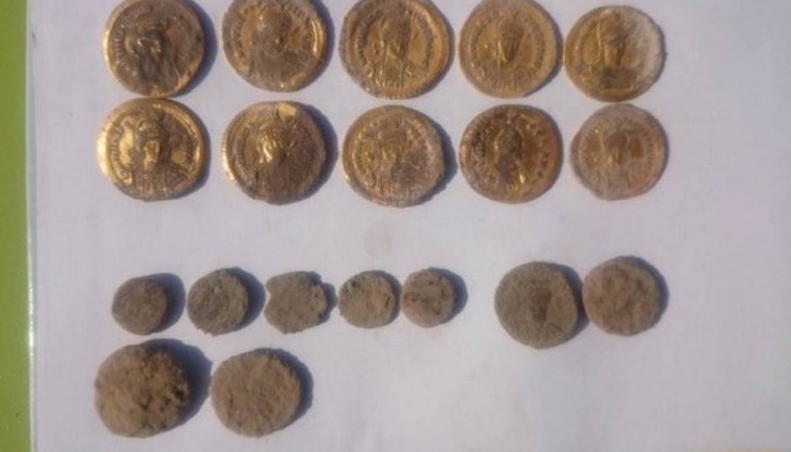 Засега са извадени 12 златни монети на император Теодосий II и една на съпругата му