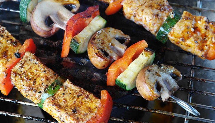 Сега законът забранява използването на открит огън на балкони и лоджи на апартаменти, в общежития и хотелски стаи