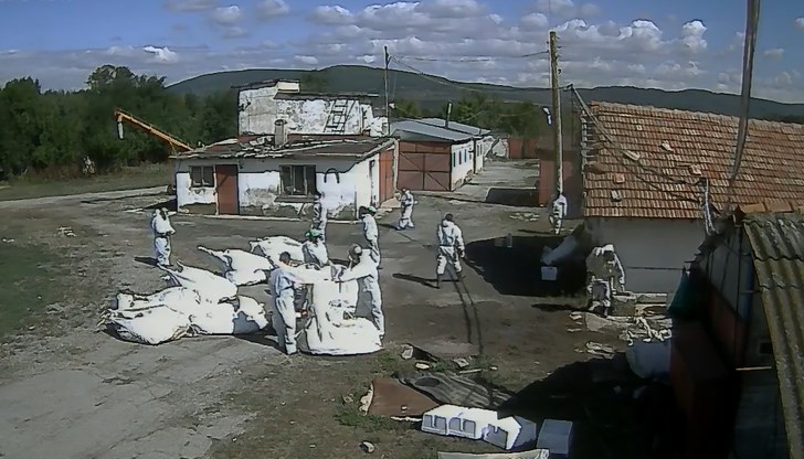 Клипът е заснет от охранителни камери в птицефермата Клипът е заснет от охранителни камери в птицефермата