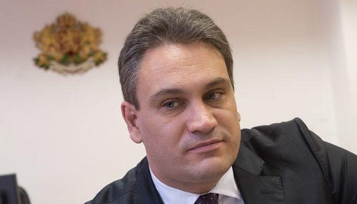 Докато се обучава за дипломат, бившият шеф на КПКОНПИ обжалва в съда заповедта за събаряне на постройките Докато се обучава за дипломат, бившият шеф на КПКОНПИ обжалва в съда заповедта за събаряне на постройките