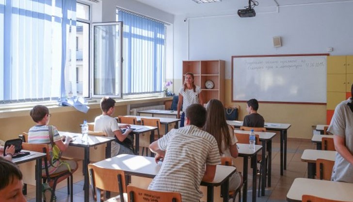 За първи път в края на предстоящата учебна година ще има задължително външно оценяване по български език и математика и за учениците, които завършват Х клас