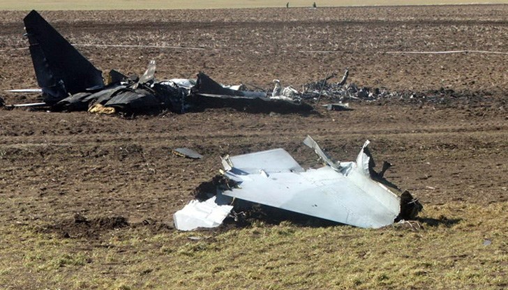 Пилотът е успял да катапултира и е оцелял Пилотът е успял да катапултира и е оцелял