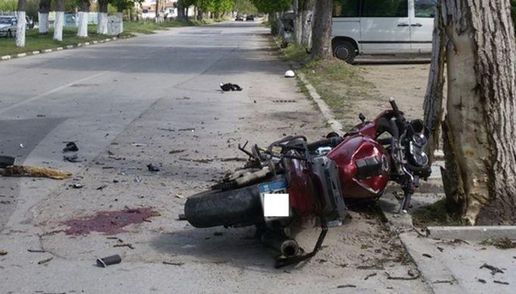 На място са загинали водачът и возещият се зад него пътник На място са загинали водачът и возещият се зад него пътник