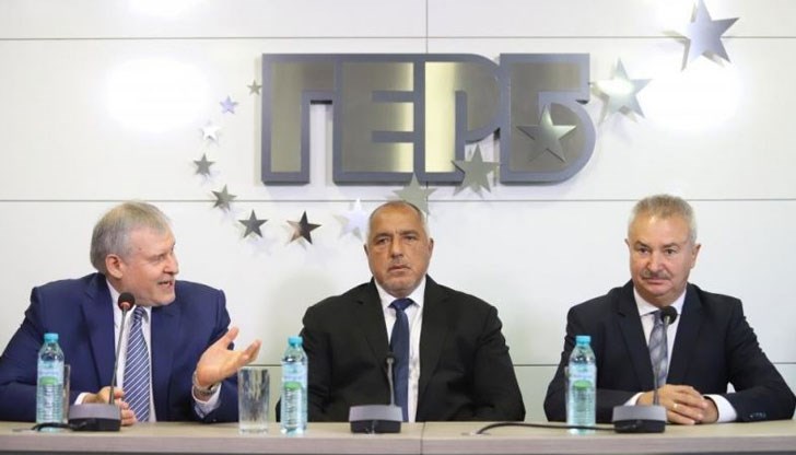 Изгодата е очевидна и взаимна. Измамени (за пореден път) ще останат онези избиратели, които все още си въобразяват, че дясното у нас има някакъв смисъл Изгодата е очевидна и взаимна. Измамени (за пореден път) ще останат онези избиратели, които все още си въобразяват, че дясното у нас има някакъв смисъл