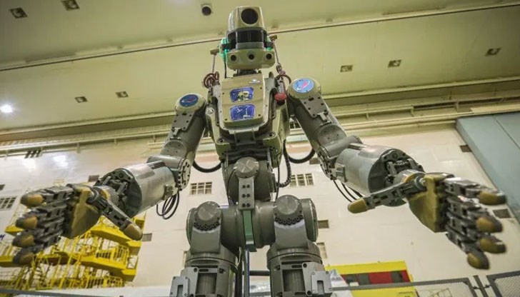 Човекоподобният робот е създаден от компанията "Андроидна техника" и Фонда за перспективни изследвания на Русия