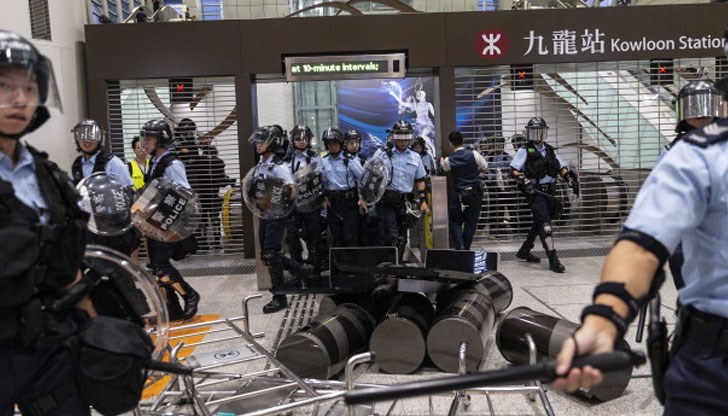 Стъпкаха китайското национално знаме и разбиха камерите за наблюдение и сензорите за електронни билети на метростанция