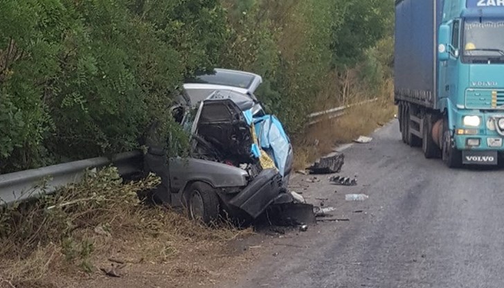 Шофьор на лек автомобил е загинал на място след удар с ТИР