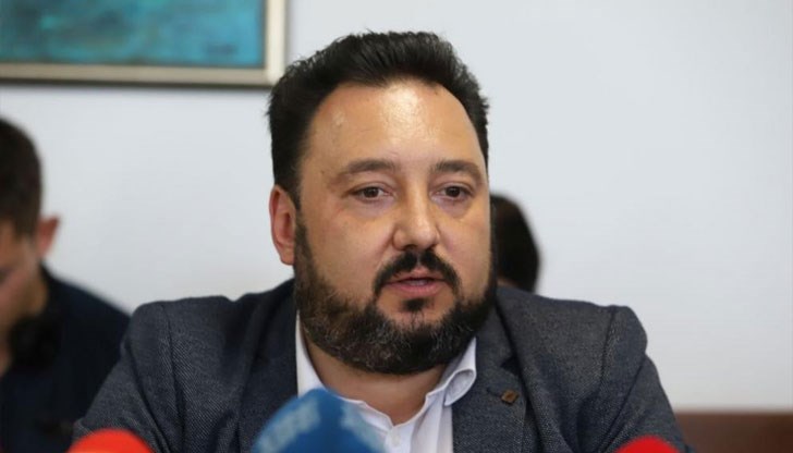 Демонстрира своята пълна немощ да се справи с тежката криза, в която изпадна БНР