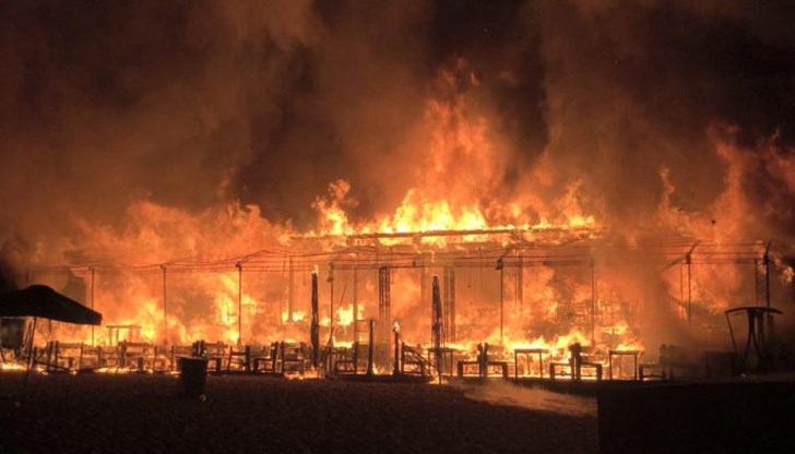 Изгорял е целият бийч бар заедно с четири шатри, чадъри и шезлонги