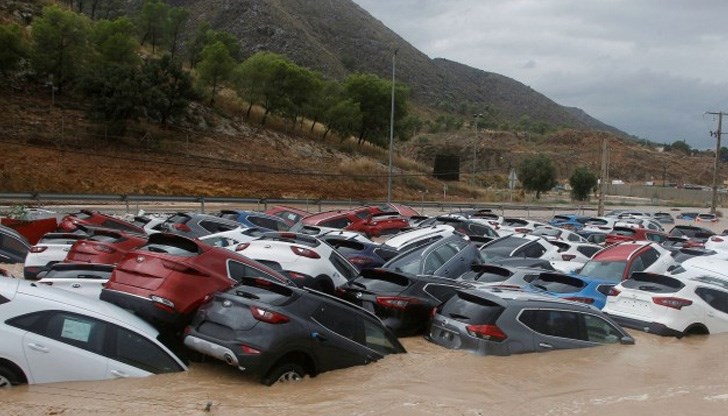Най-засегнати от буреносното време са провинциите Малага, Гранада, Алмерия, Мурсия, Аликанте и Валенсия
