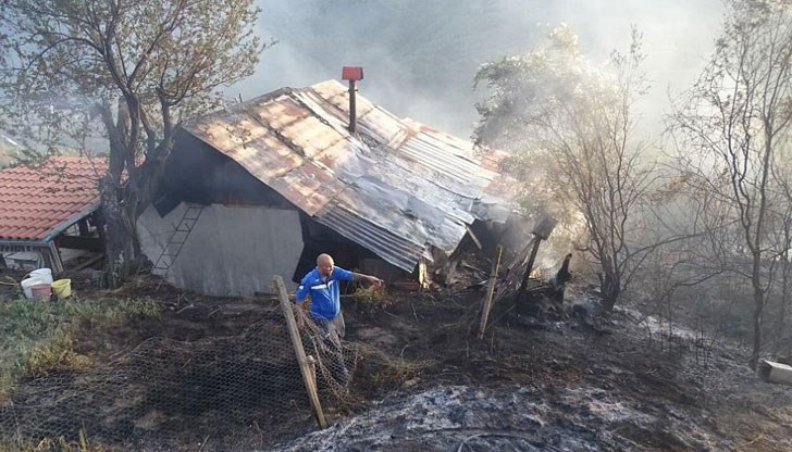 Жена на 97 години е извадена от горяща къща