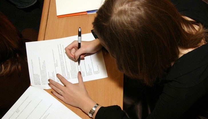 Всички задължително ще се явят на изпити по български език и литература и по математика Всички задължително ще се явят на изпити по български език и литература и по математика