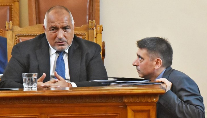 Граждани излизат на протест пред Съдебната палата в Сливен Граждани излизат на протест пред Съдебната палата в Сливен